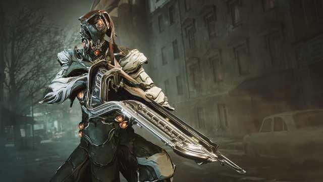 Cyte-09, a marksman Warframe, has a beret (his Espricot helmet) and holds a large rifle (the Reconifex).