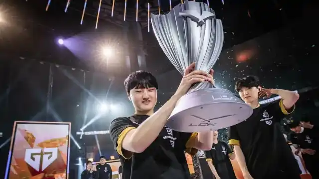 Peyz holding an LCK trophy.