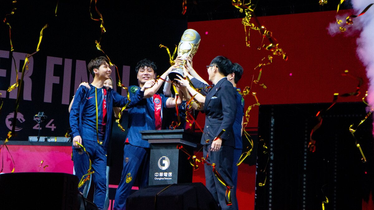 PSG Talon hoisting the domestic trophy.