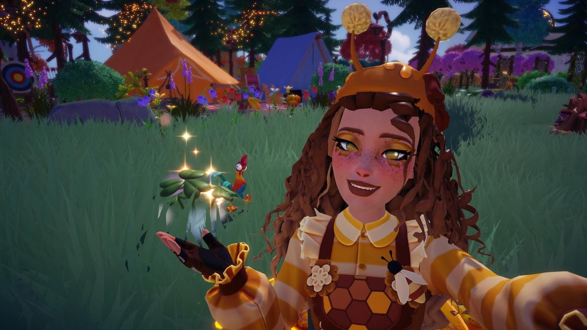 A player dressed as a yellow bee smiling and holding out their hand under a Three-Leaf Clover in Disney Dreamlight Valley.