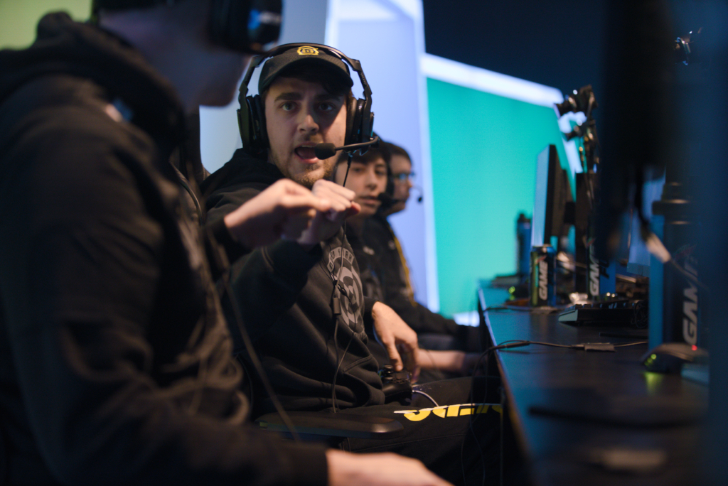 Clayster fist bumps his New York Subliners teammates.